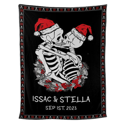 Teesdily | Personalized Skeleton Couple Name Christmas Fleece Throw Blanket Funny Skull Couple Kissing Sherpa Blanket Goth Couple Christmas Gifts