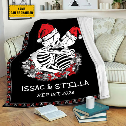 Teesdily | Personalized Skeleton Couple Name Christmas Fleece Throw Blanket Funny Skull Couple Kissing Sherpa Blanket Goth Couple Christmas Gifts